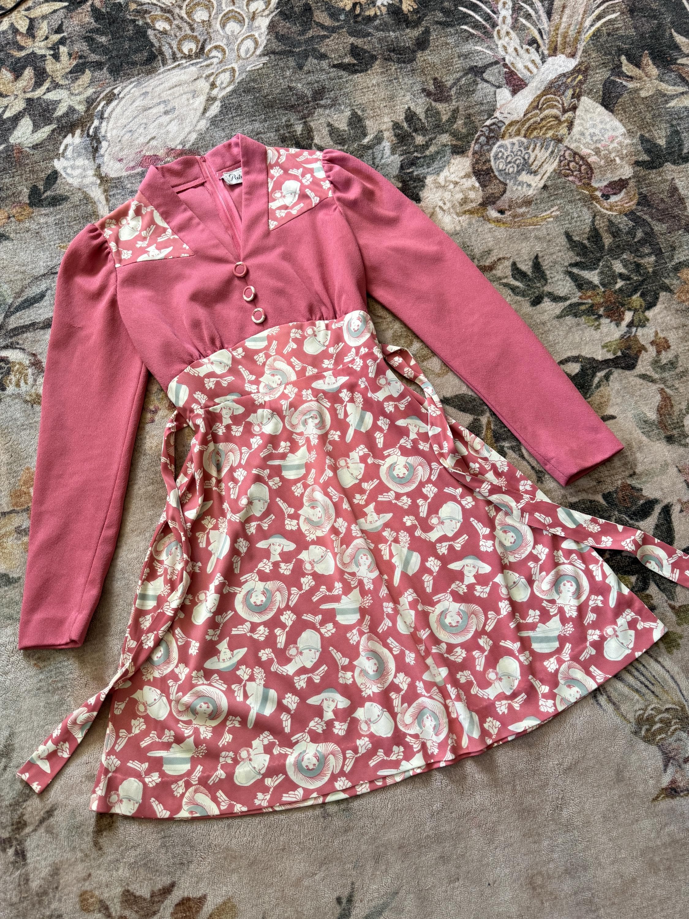 1960s  early 70s mauve face print mini dress, photo 1