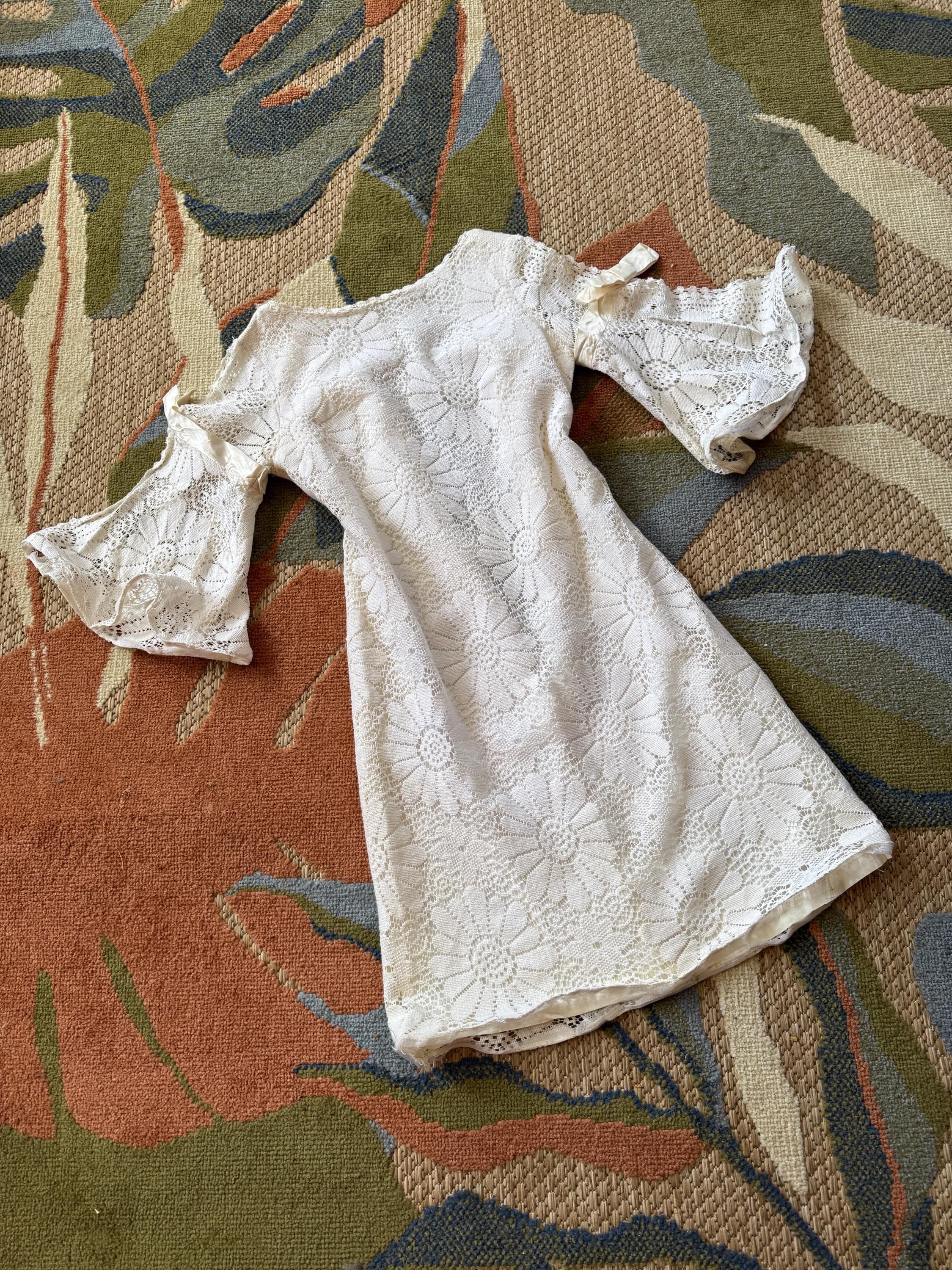 1960s white daisy lace cut out flare sleeve shift dress, photo 1